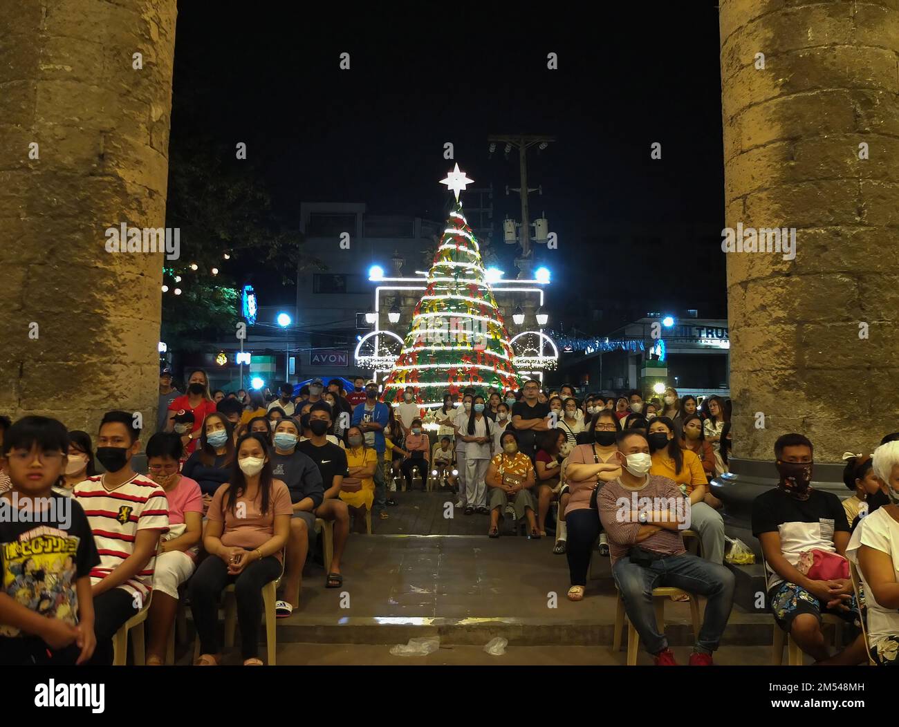malabon-philippines-24th-dec-2022-devotees-seen-seated-on-the