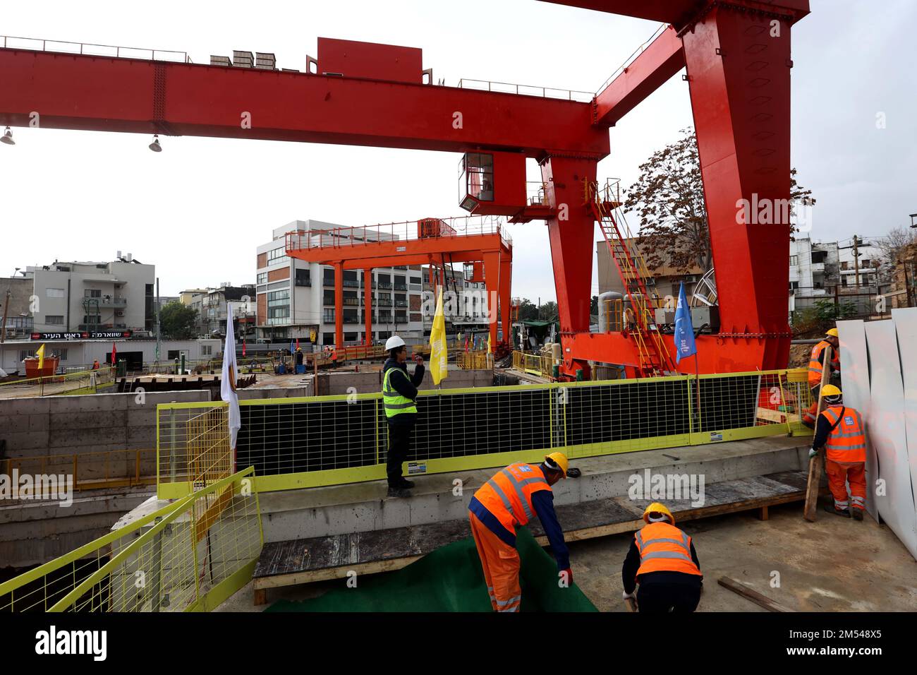 (221226) JERUSALEM Dec 26 2022 (Xinhua) Construction workers