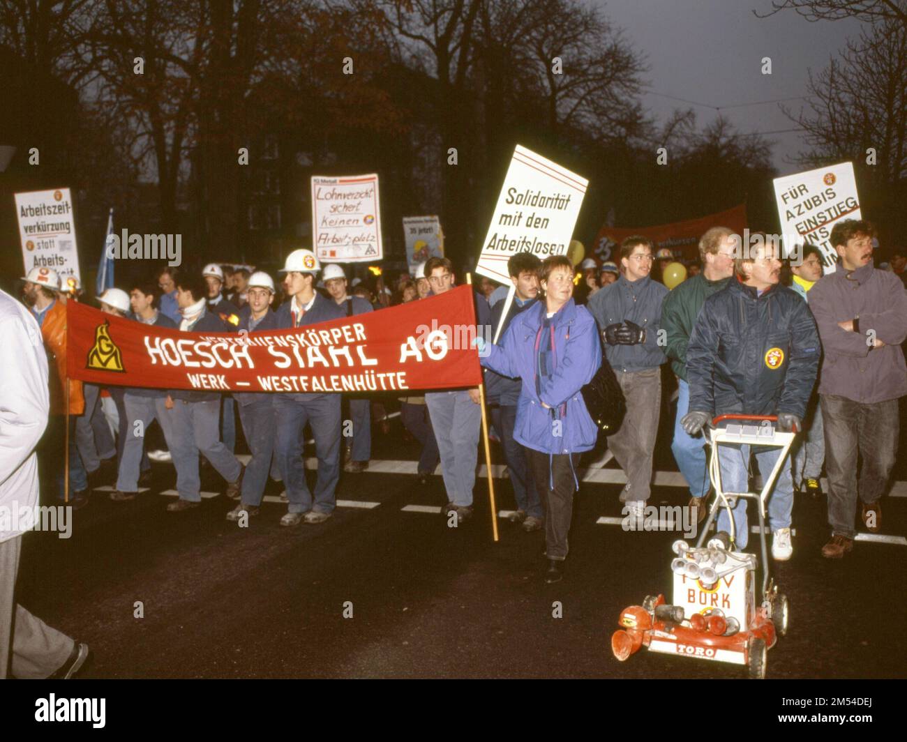 In the pre-Christmas period with its demands to the employers with the reduction of working time. here on 28. 11. 1990 at Hoesch AG Westfalenhuette Stock Photo