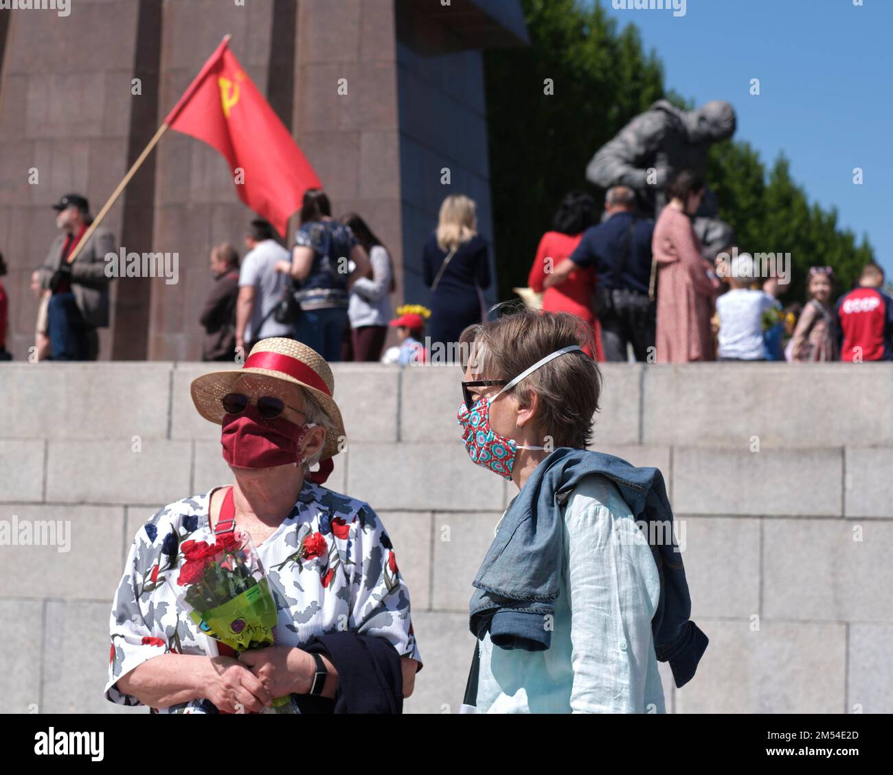Germany, Berlin, 09. 05. 2020, Victory Day (over Hitler's fascism), Soviet Memorial Berlin-Treptow, Soviet flag, respirator mask, face mask Stock Photo