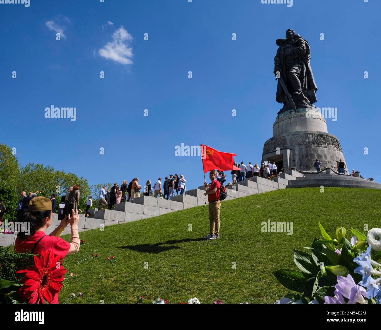 Germany, Berlin, 09. 05. 2020, Victory Day (over Hitler's fascism), Soviet Memorial Berlin-Treptow, flag, Soviet Union Stock Photo