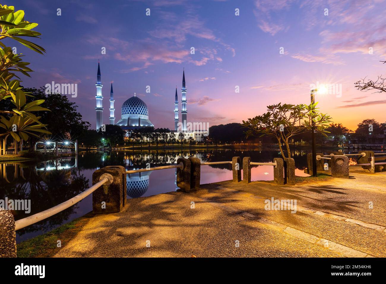 Sultan Salahudin Shah Mosque at Shah Alam, Selangor Stock Photo - Alamy