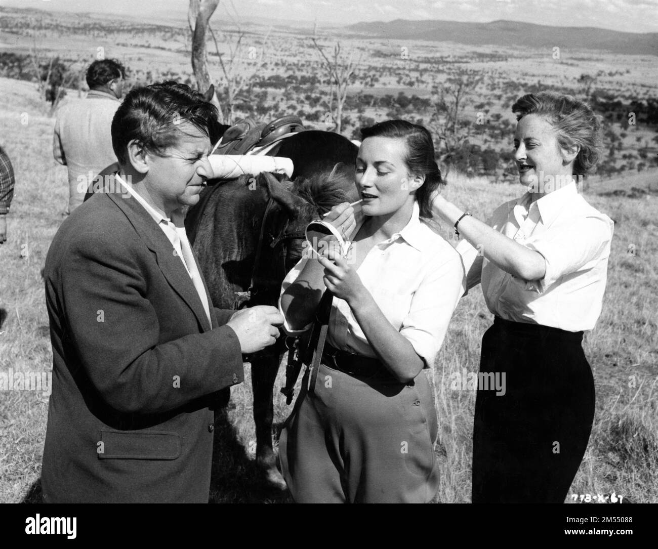 ROSEMARY HARRIS on set location candid in New South Wales, Australia with Make-Up / Hair Artists ALEC GARFATH and FRANCES BOHUN during filming of THE SHIRALEE 1957 director LESLIE NORMAN novel D'Arcy Niland costume design Elizabeth Haffenden music John Addison associate producer Jack Rix producer Michael Balcon Ealing Studios / Metro Goldwyn Mayer (MGM) Stock Photo