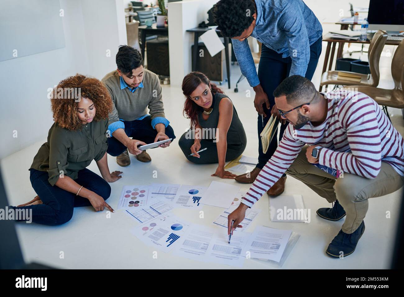 Business people team paperwork hi-res stock photography and images - Alamy