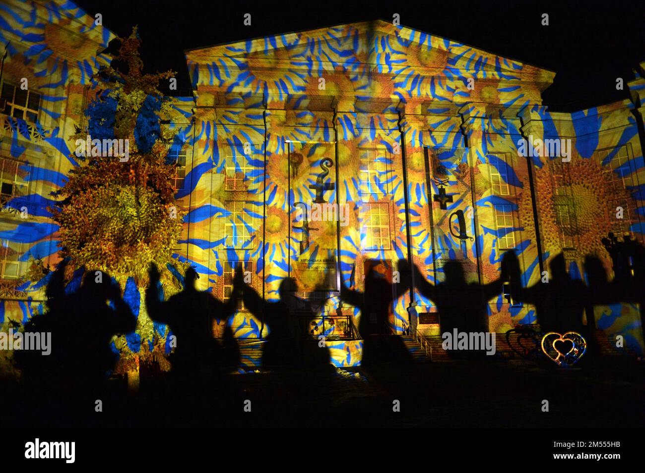 Non Exclusive: KYIV, UKRAINE - DECEMBER 23, 2022 - People hold hands