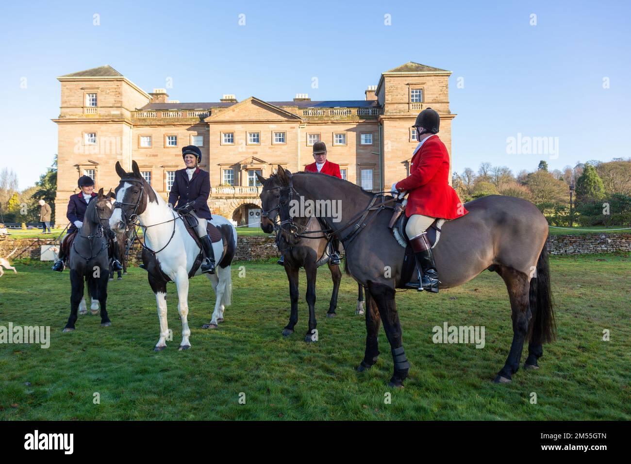 Hagley, Worcestershire, UK. 26th Dec, 2022. Riders and horses gather at the Albrighton and Woodland Hunt as they meet for the traditional Boxing Day hunt at Hagley Hall. Worcestershire, on a bright and sunny day. Credit: Peter Lopeman/Alamy Live News Stock Photo