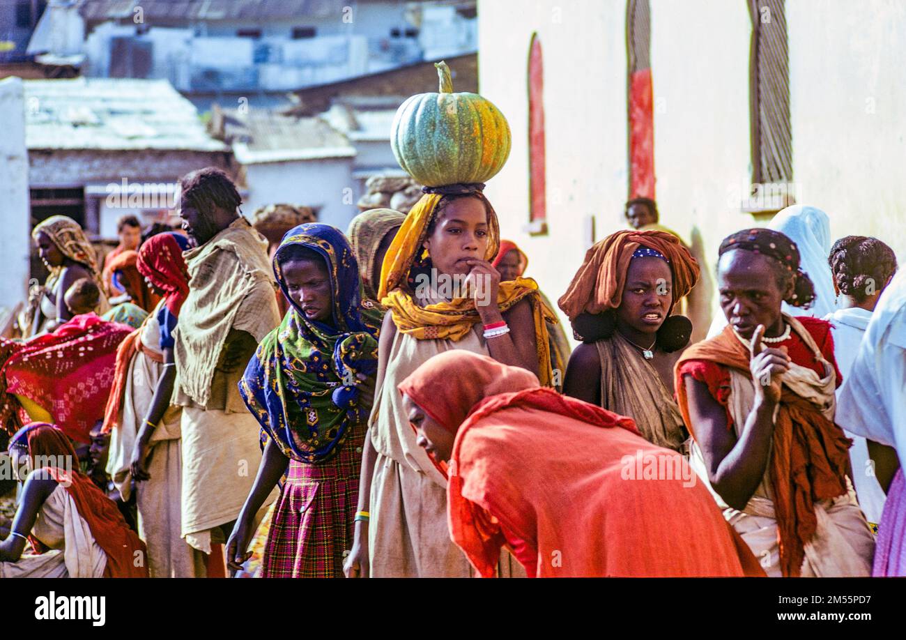 Ethiopia, 1970s, Harar, crowded market, young woman carrying a