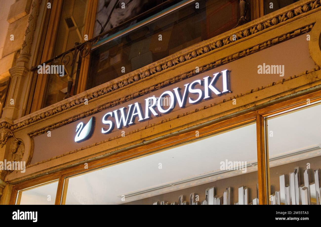 Corrupt Verouderd barbecue Swarovski shop front hi-res stock photography and images - Page 2 - Alamy