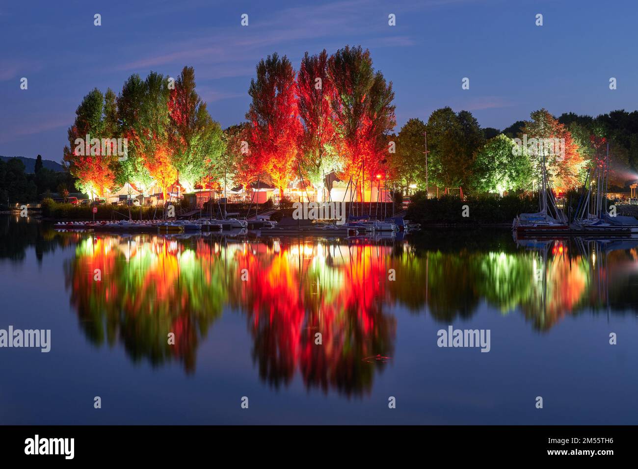 Farbenspiegelung bei Nacht-Seefest Bucher Stausee Stock Photo