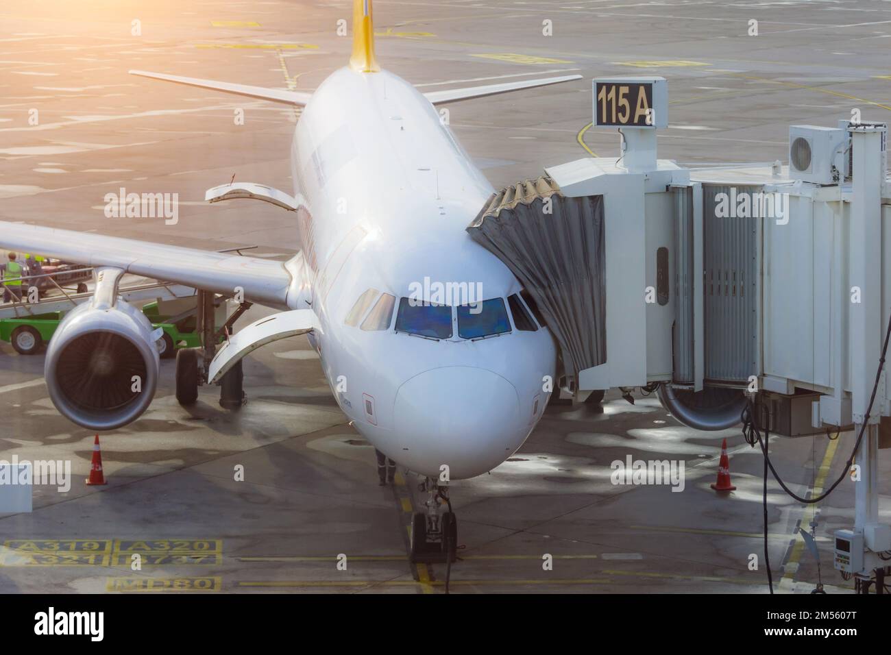 Plane docked at airport hi-res stock photography and images - Page