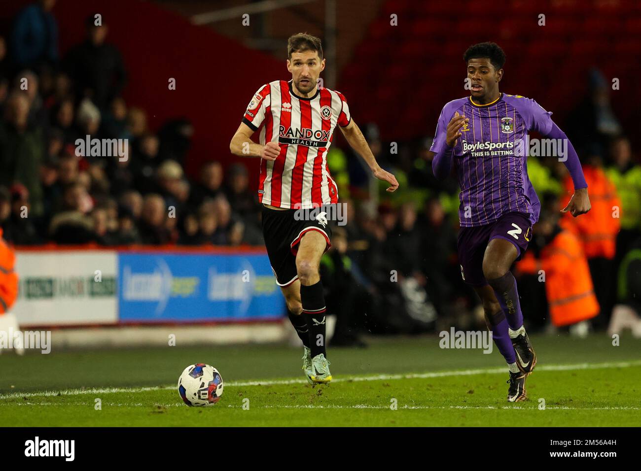 Sheffield, UK. 26th Dec, 2022. Chris Basham #6 of Sheffield United runs with the ball during the Sky Bet Championship match Sheffield United vs Coventry City at Bramall Lane, Sheffield, United Kingdom, 26th December 2022 (Photo by Nick Browning/News Images) in Sheffield, United Kingdom on 12/26/2022. (Photo by Nick Browning/News Images/Sipa USA) Credit: Sipa USA/Alamy Live News Stock Photo