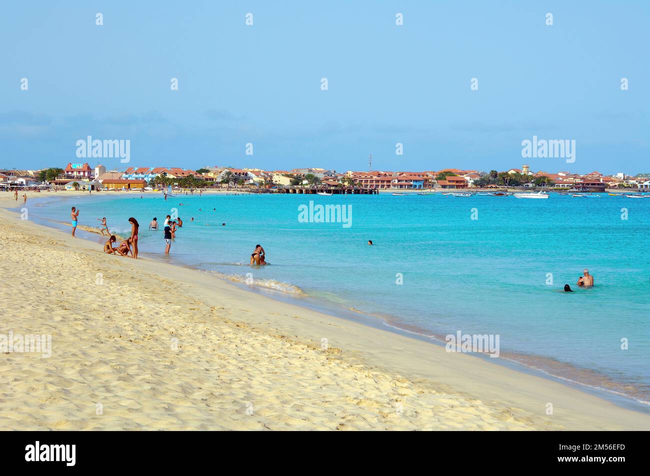 Urlauber planschen baden im Meer vor Sandstrand Strand, im Hintergrund Hotelanlage, Insel Sal, Kapverdische Inseln, Kapverden Stock Photo