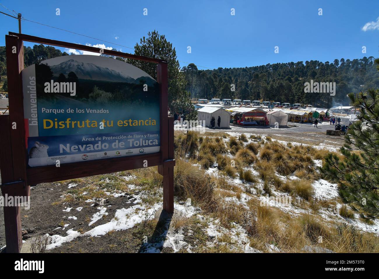 December 26 in Zinacantepec, Mexico :Hundreds of tourists visited the Nevado de Toluca Volcano 'Xinantecatl' National Park due to the first snowfall of the year caused by the cold front number 19. on December 26 in Zinacantepec, México. (Credit Image: © Arturo Hernandez/eyepix via ZUMA Press Wire) Credit: ZUMA Press, Inc./Alamy Live News Stock Photo