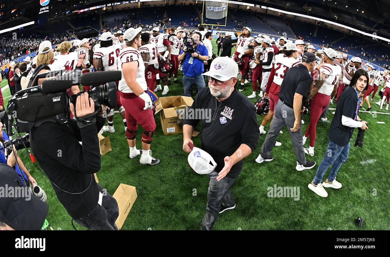 Detroit, Michigan, USA. 26th Dec, 2022. Kill, Jerry], passes out winning team hats during a game between Bowling Green State University and New Mexico State University at Ford Field, Detroit, Michigan. Final: New Mexico State- 24 Bowling Green- 19 (Credit Image: © Scott Hasse/ZUMA Press Wire) Credit: ZUMA Press, Inc./Alamy Live News Stock Photo