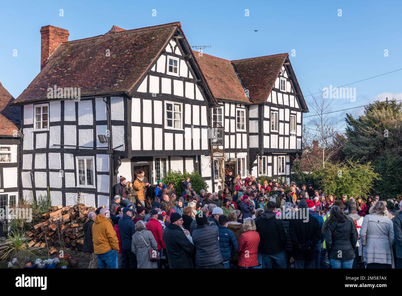 Pembridge, Herefordshire, UK. A crowd gathers to watch the Leominster Morris giving their annual Boxing Day performance at the New Inn in the centre of the village Stock Photo