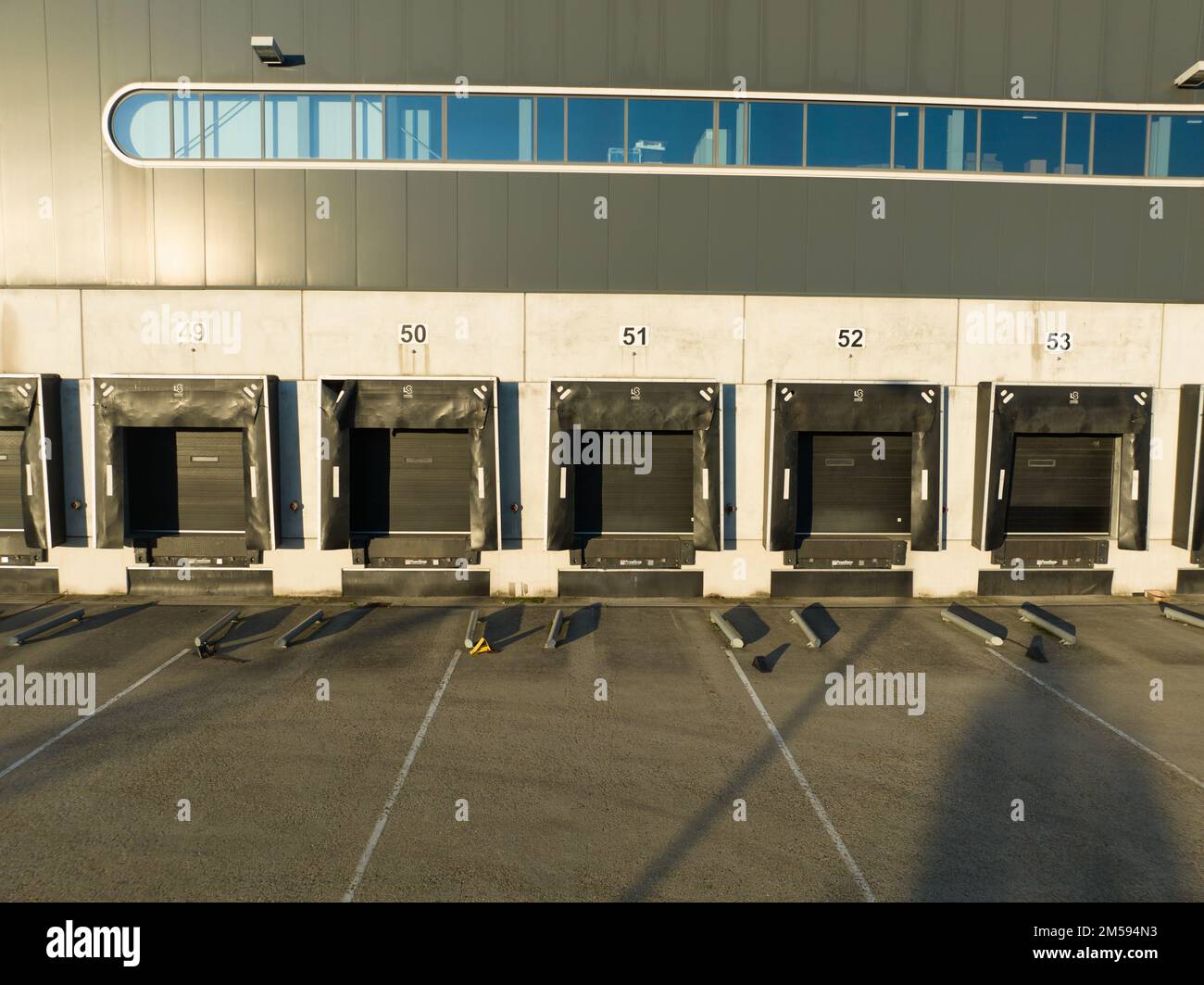 Loading bay dock, Warehouse loading and unloading for distribution ...