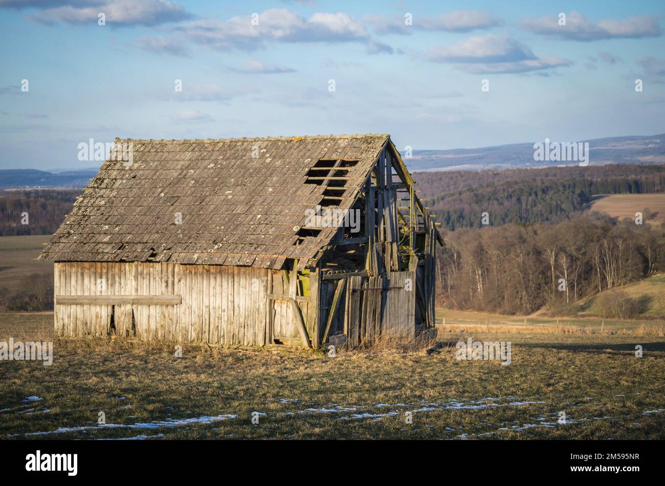 Alte Feldscheune Im Winter Im Vogelsberg Stock Photo - Alamy