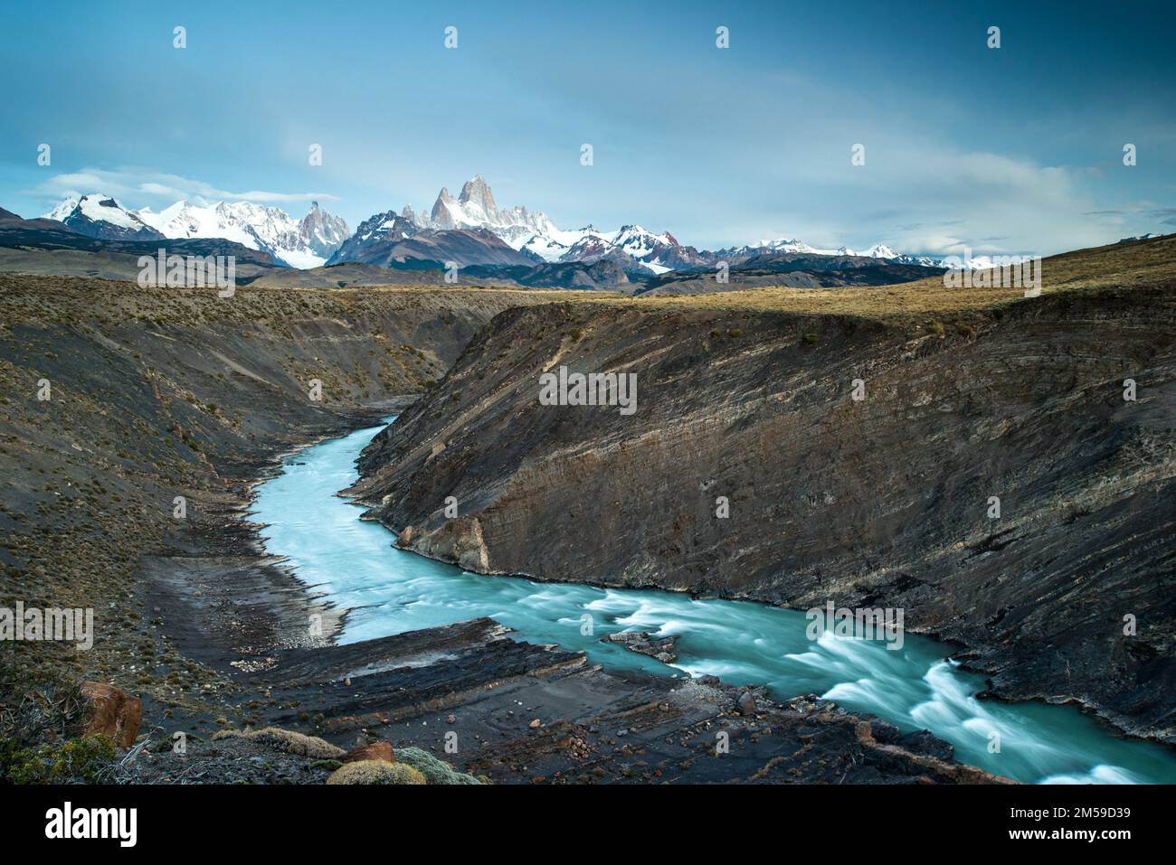 Cerro Torre und Fitz Roy mit dem Fluss Río de las Vueltas in Patagonien, Argentinien. Stock Photo