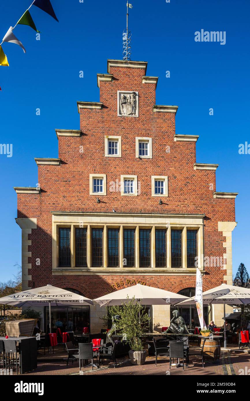 Deutschland, Vreden, Berkel, Westmuensterland, Muensterland, Westfalen, Nordrhein-Westfalen, NRW, Altes Rathaus Vreden am Markt mit Scherenschnittmuse Stock Photo