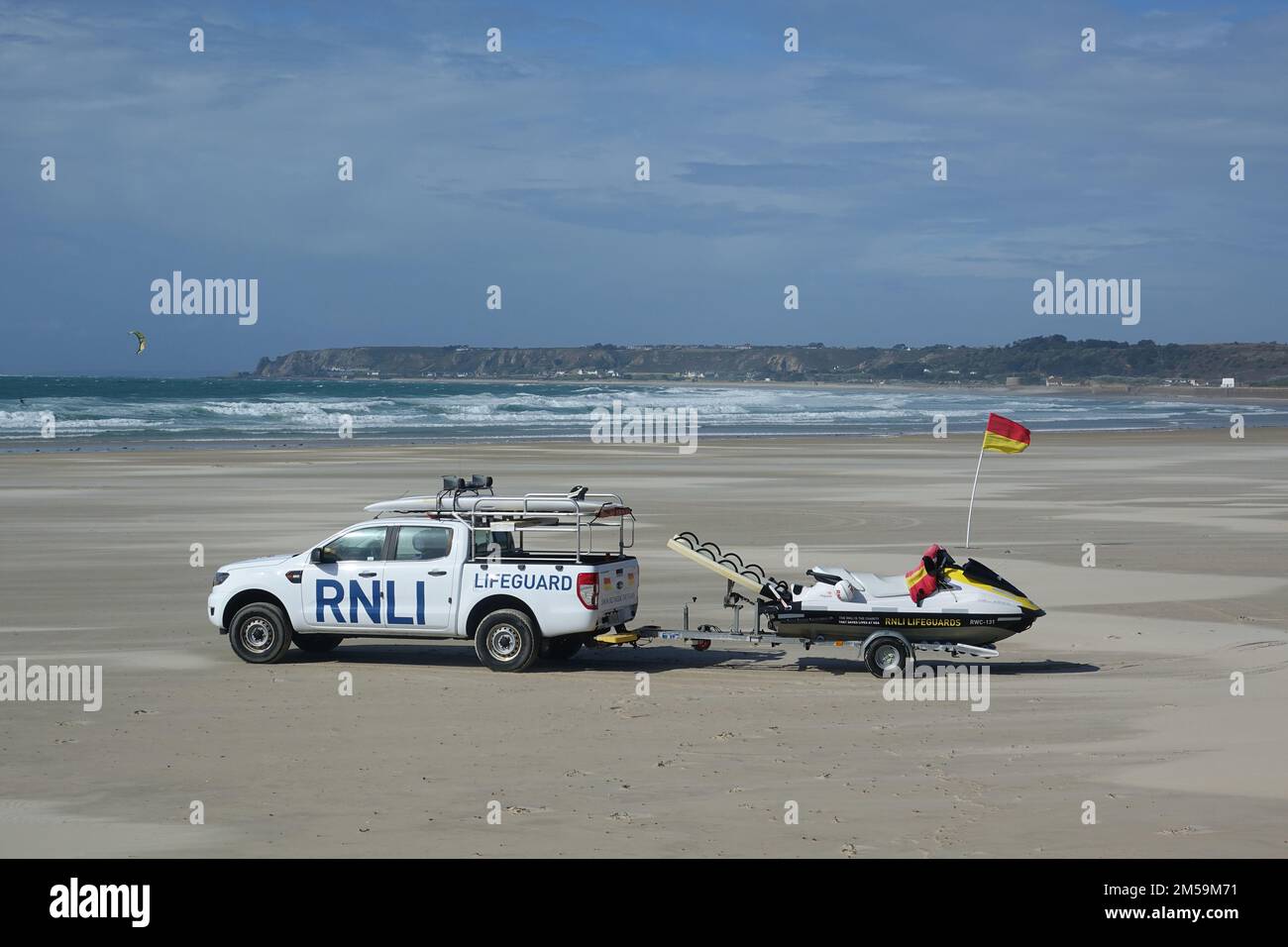 Jersey. 08th Sep, 2022. A car of the RNLI (Royal National Lifeboat Institution) Lifeguard with jet ski stands on the beach on the Channel Island of Jersey. The Royal National Lifeboat Institution (RNLI) is a British maritime rescue organization. The RNLI's area of operation is the coasts of Great Britain and Ireland as well as some inland waters of the United Kingdom and Jersey. Credit: Alexandra Schuler/dpa/Alamy Live News Stock Photo