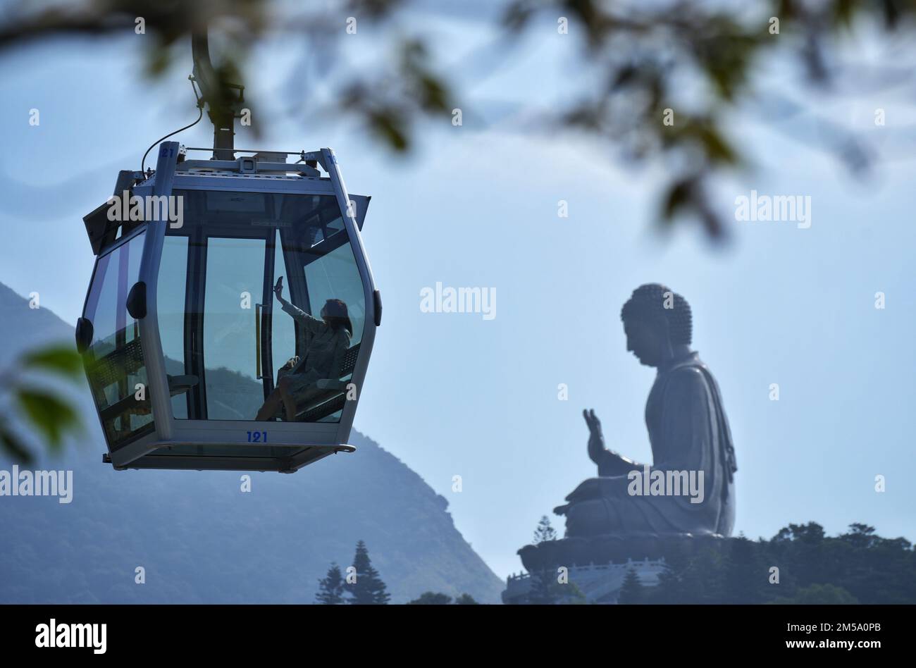ガネーシャ立像 A woman takes a selfies in a Ngong Ping 360 cable car in