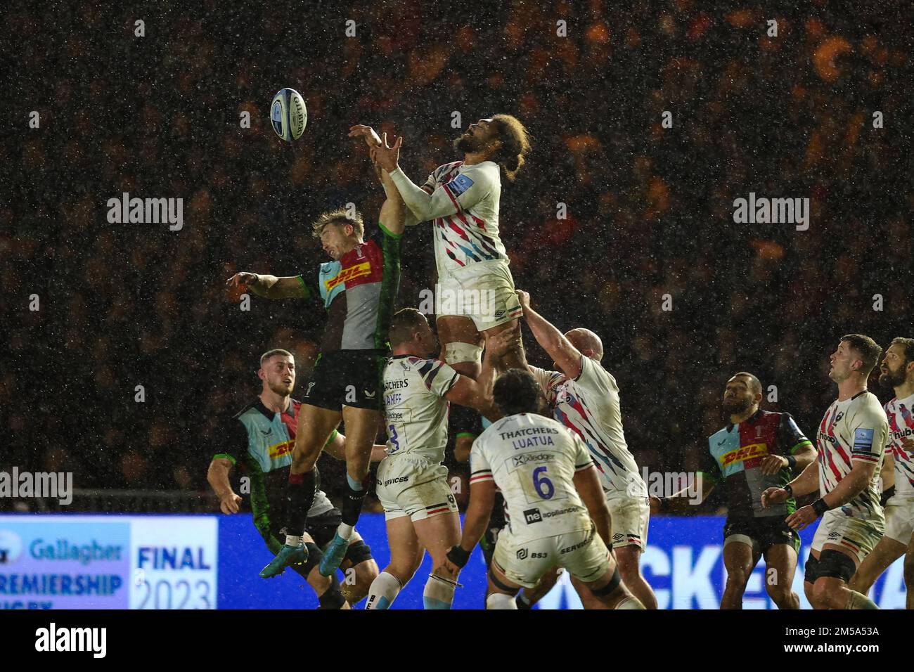 London, UK. 27th Dec, 2022. Chris Vui of Bristol Bears beats Josh Bassett of Harlequins to an aerial ball during the Gallagher Premiership match Harlequins vs Bristol Bears at Twickenham Stoop, London, United Kingdom, 27th December 2022 (Photo by Nick Browning/News Images) in London, United Kingdom on 12/27/2022. (Photo by Nick Browning/News Images/Sipa USA) Credit: Sipa USA/Alamy Live News Stock Photo