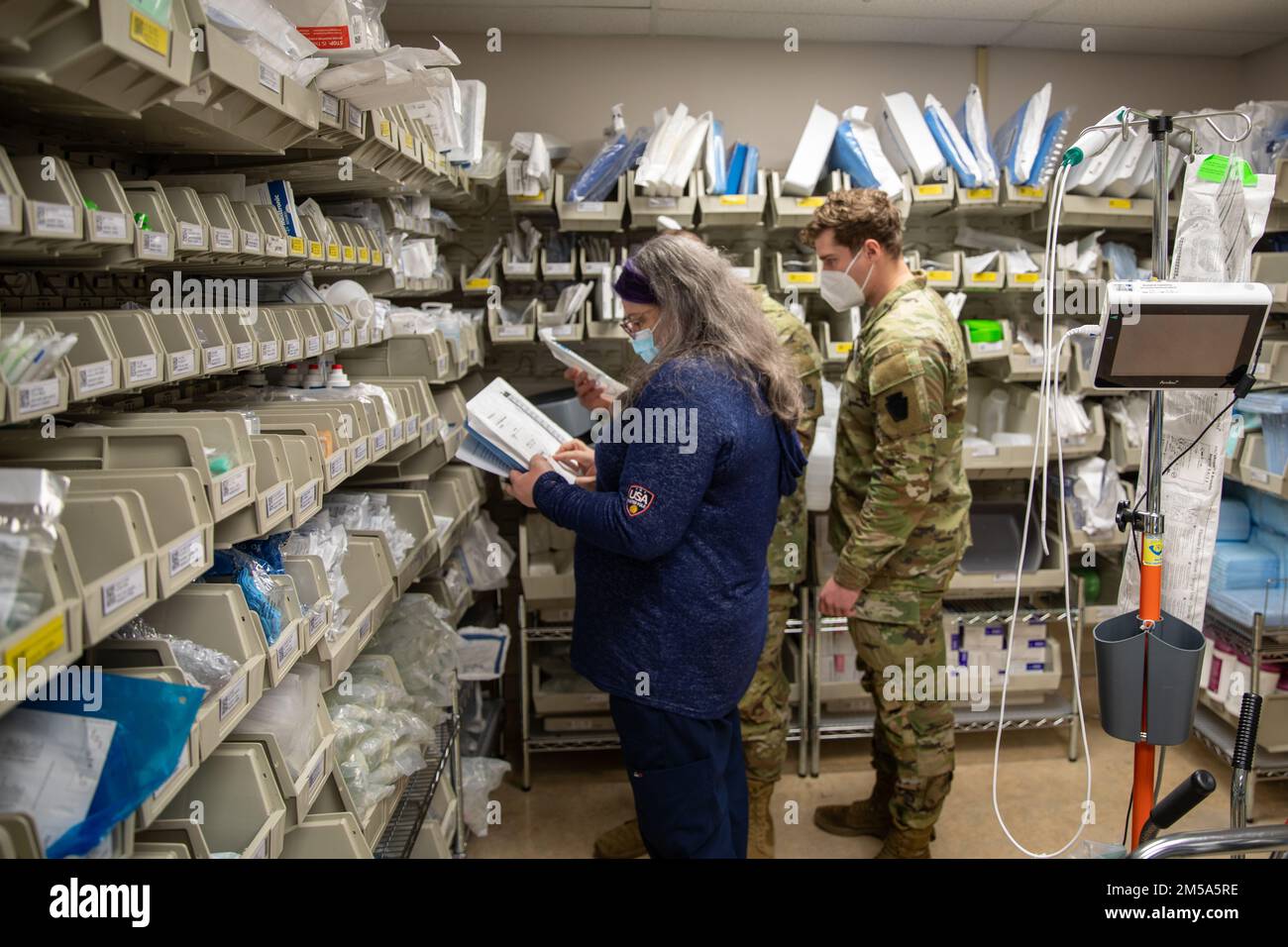 U.S. Army Sgt. Nathan Yeich (left) and Spc. Graham Douglas, both infantrymen with the 1st Battalion, 175th Infantry Regiment C Company, learn how to assist hospital staff in stocking the supply rooms at Doctors Community Hospital Luminous in Lanham, Maryland, on Feb. 14, 2022. At the direction of Gov. Larry Hogan, up to 1,000 MDNG members were activated to assist state and local health officials with their COVID-19 response to include the distribution of COVID-19 test kits, 20 million KN95 and N95 masks, and other personal protective equipment and to provide support to skilled nursing faciliti Stock Photo