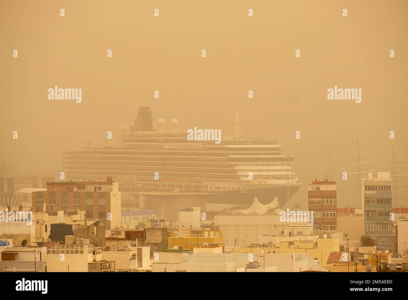 Las Palmas, Gran Canaria, Canary Islands, Spain. 27th December 2022. Eerie  light on the city beach in Las Palmas as Saharan sand and dust blowing in  on strong winds from Africa reduces