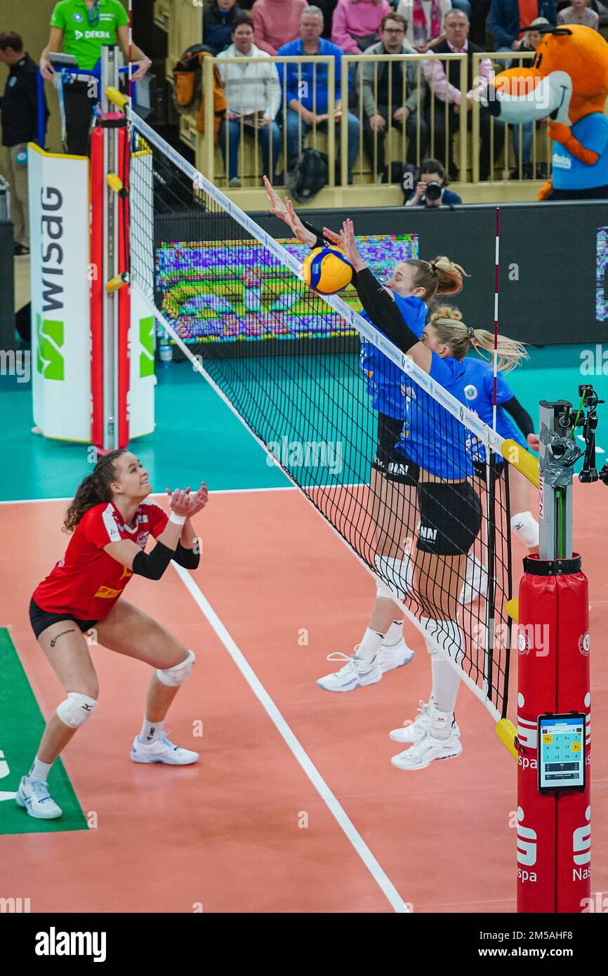 Wiesbaden, Germany. 27th Dec, 2022. Rachel Anderson (17 Wiesbaden) and Jodie Guilliams (5 Wiesbaden) with the block during the mainround of the 1. Volleyball Bundesliga Frauen match between VC Wiesbaden and VC Neuwied 77 at the Sporthalle Am Platz der Deutschen Einheit in Wiesbaden, Germany. (Norina Toenges/SPP) Credit: SPP Sport Press Photo. /Alamy Live News Stock Photo