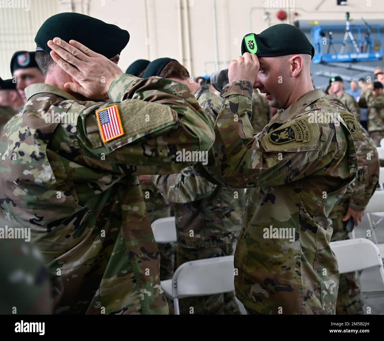 Soldiers wearing berets hi-res stock photography and images - Alamy