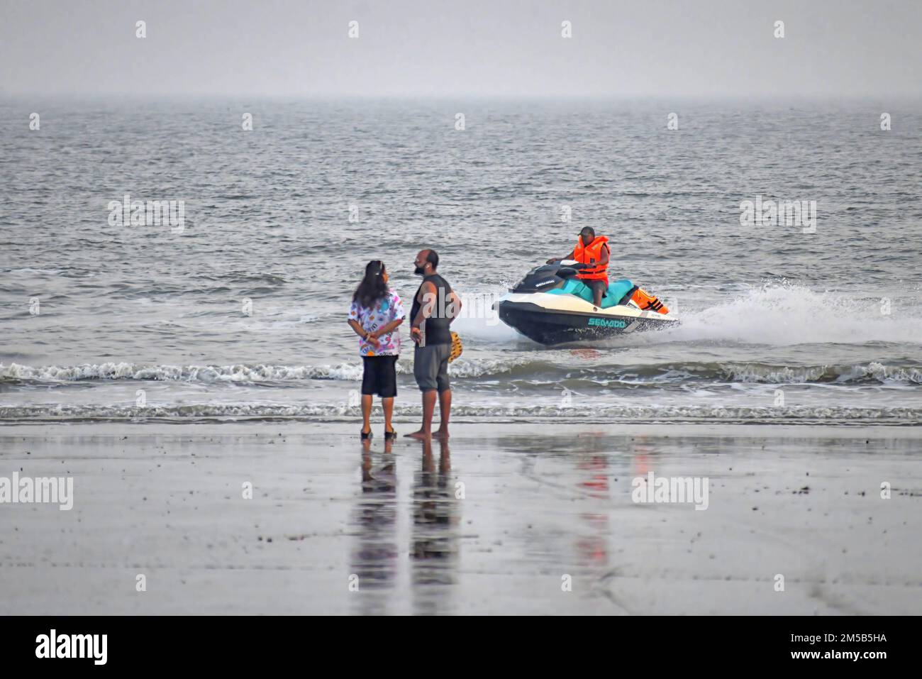 Mandarmani West Bengal India 27th Dec 2022 A Man Rides A Speedboat mandarmani-west-bengal-india-27th-dec-2022-a-man-rides-a-speedboat