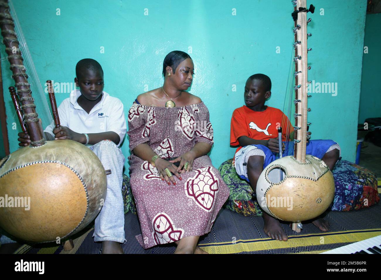 Toumani Diabaté son Sidiki Diabaté (right) with his mother in Bamako ,Mali, West Africa in 2006 Stock Photo