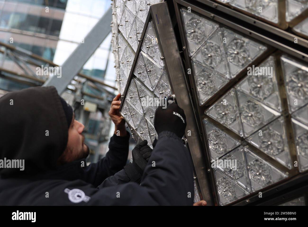New York, NY, USA. 27th Dec, 2022. Photo Call for Workers Install 192 New Waterford Crystals On Times Square New Year's Eve Ball, One Times Square, New York, NY December 27, 2022. Credit: Manoli Figetakis/Everett Collection/Alamy Live News Stock Photo