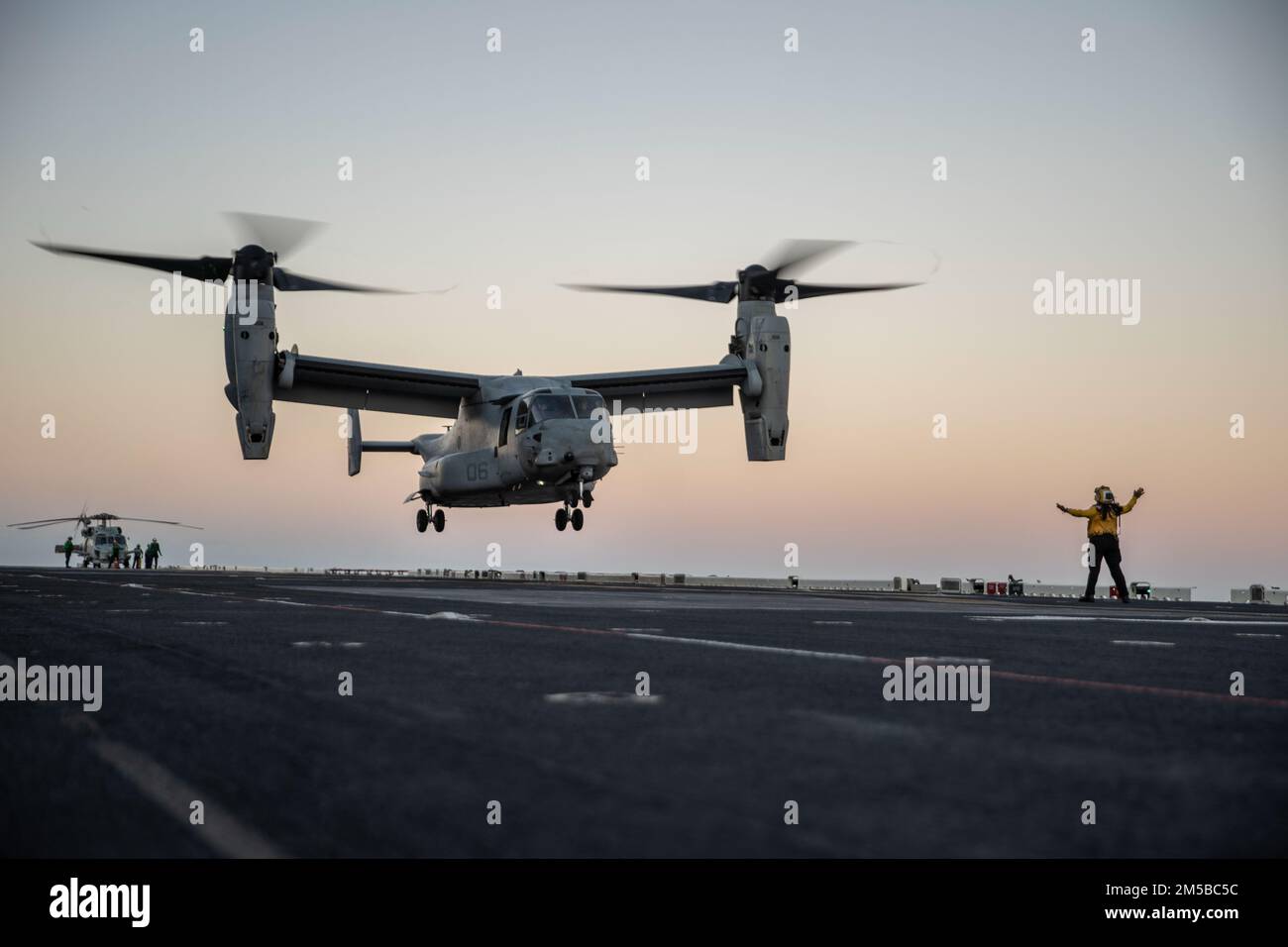 PEARL HARBOR (Feb. 20, 2022) A U.S. Marine Corps MV-22B Osprey attached to Marine Medium Tiltrotor Squadron (VMM) 165 (Reinforced), 11th Marine Expeditionary Unit (MEU), prepares to land aboard Wasp-class amphibious assault ship USS Essex (LHD 2), Feb. 20, 2022. Sailors and Marines of Essex Amphibious Ready Group (ARG) and the 11th MEU are visiting to Joint Base Pearl Harbor-Hickam while operating in U.S. 3rd Fleet. Stock Photo