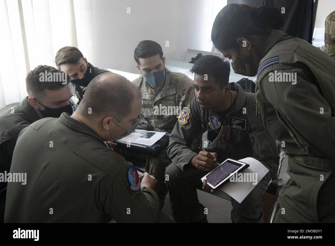 U.S., Indian Airmen train side by side to sharpen airlift skills > U.S.  Indo-Pacific Command > 2015