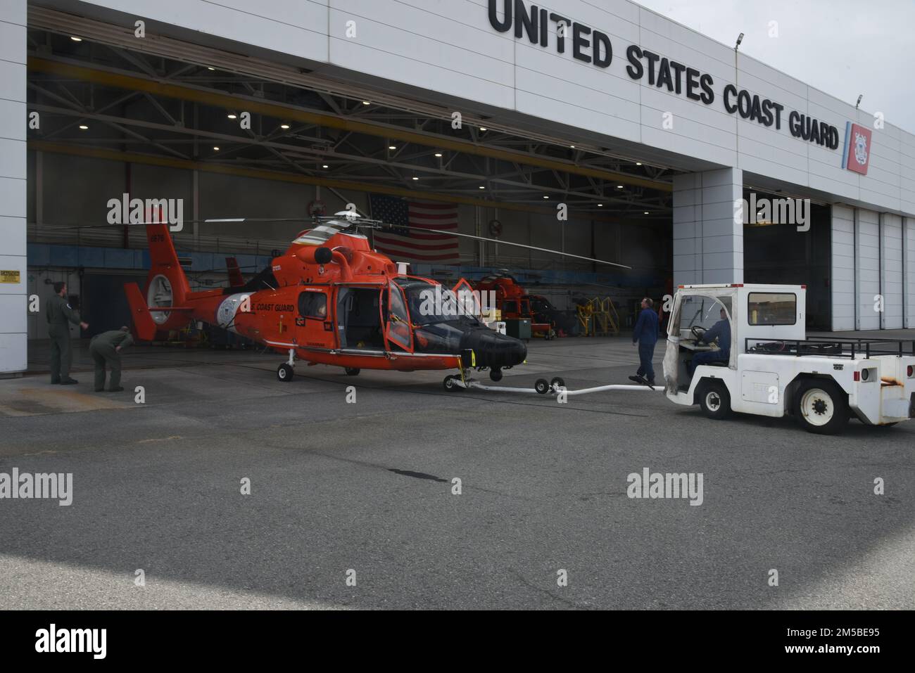 U.S. Coast Guardsmen assigned to Coast Guard Air Station Savannah, Georgia, guide an MH-65 dolphin helicopter in to the hangar, Feb. 21, 2022. Air Station Savannah's area of responsibility cover approximately 450 miles of shoreline from the northern border of South Carolina to Melbourne, Florida. Stock Photo