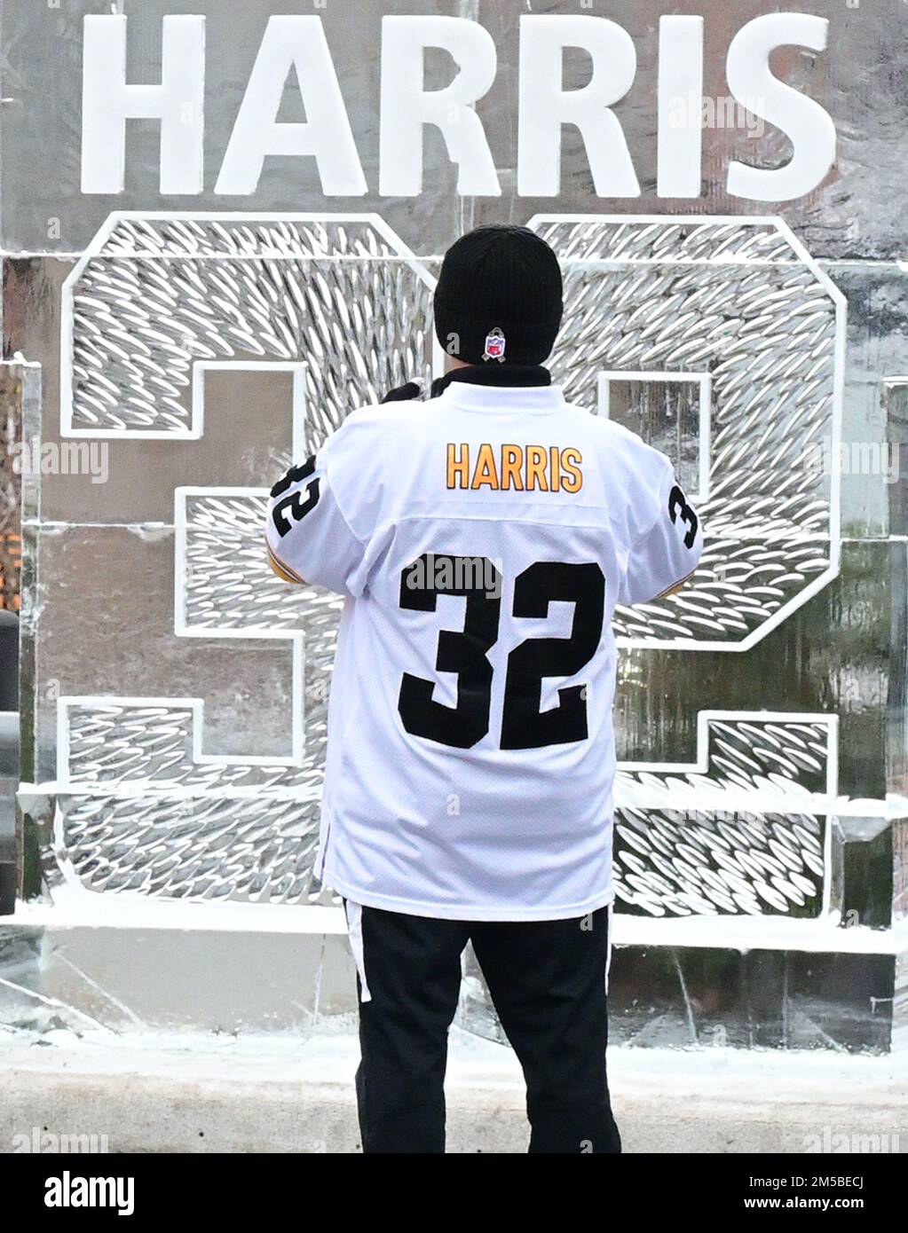 Pittsburgh, United States. 27th Dec, 2022. Pittsburgh Steelers fans sign a  banner that will be given to the family of the late Pittsburgh Steeler  Franco Harris after paying their respects during the