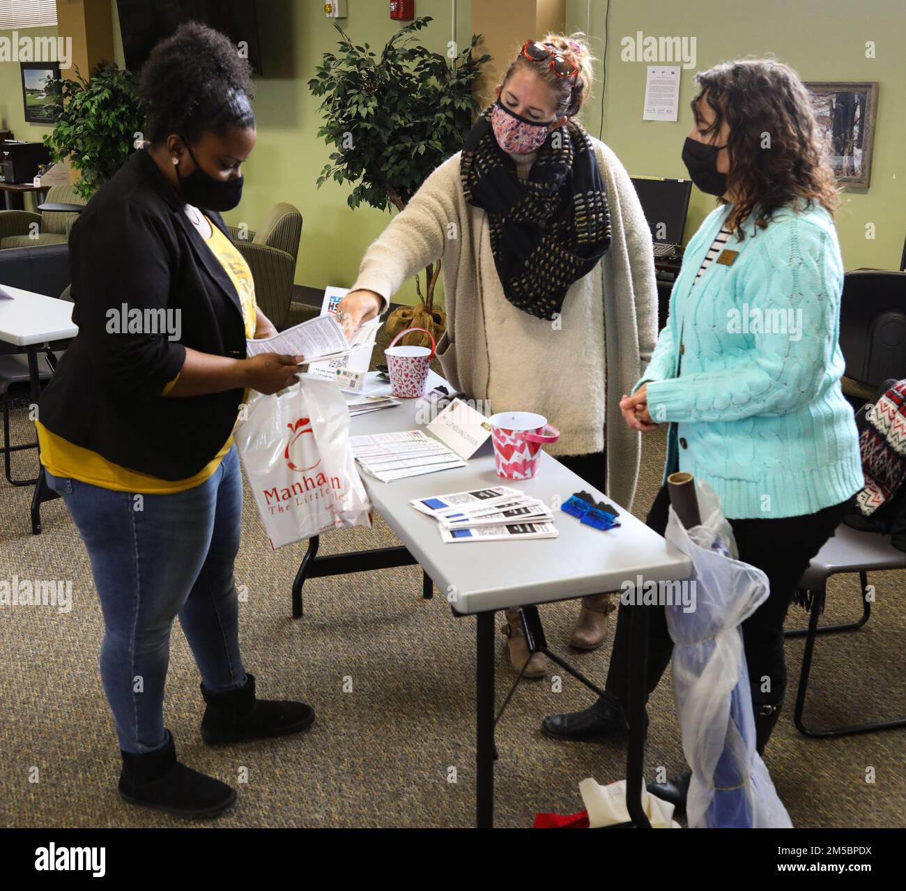 1st Infantry Division spouses receive housing information at the Army