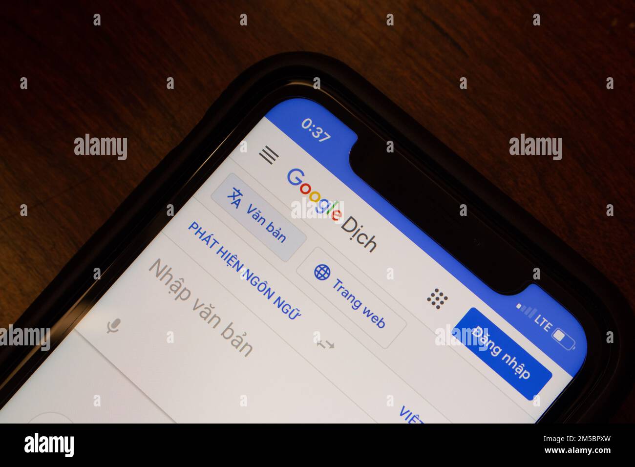 Vancouver, CANADA - Dec 3 2022 : The website of Google Dich, Google Translate in Vietnamese, seen in an iPhone screen. Stock Photo