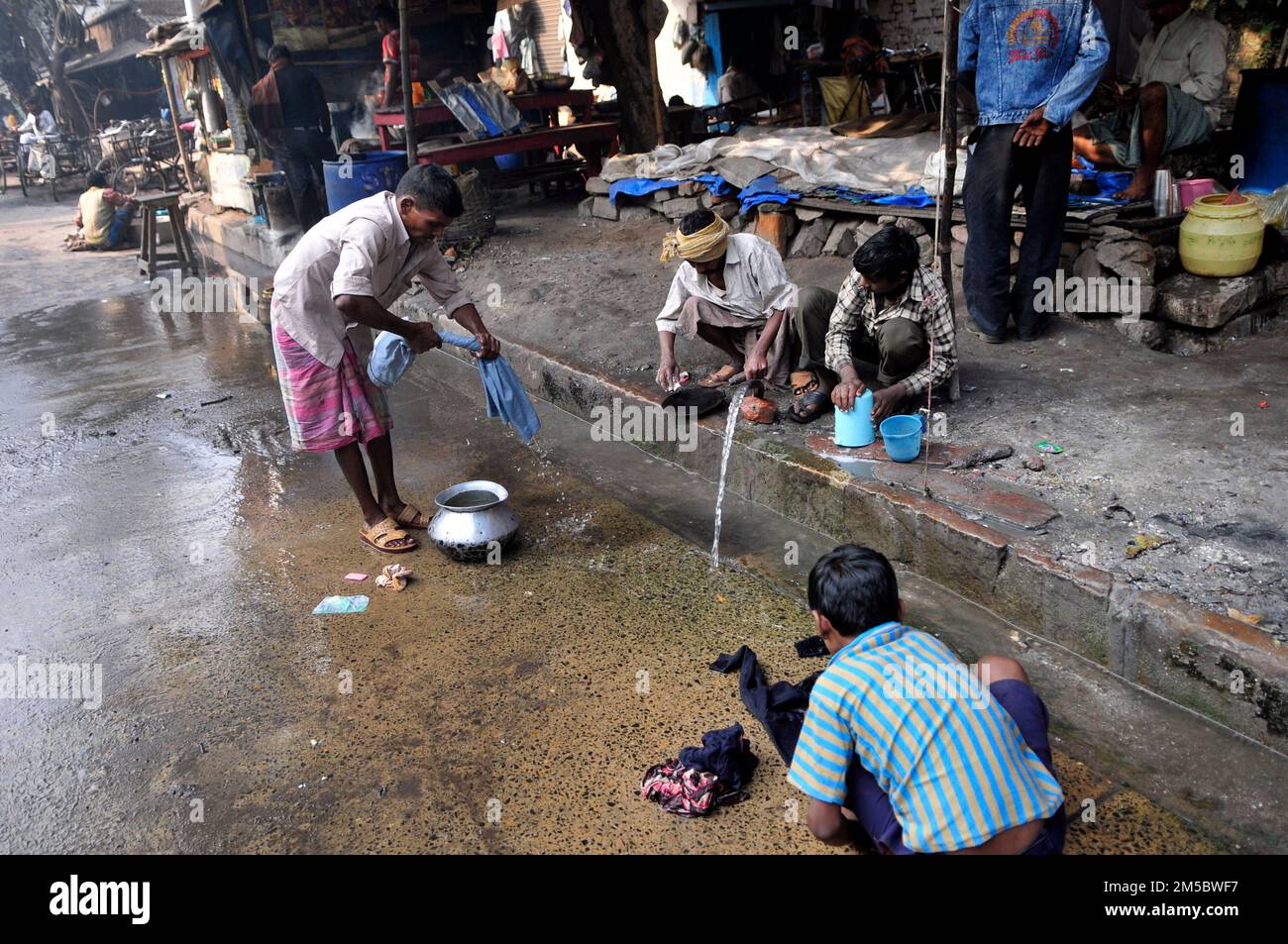 Washing dishes on the street. Kolkata, India Stock Photo Alamy