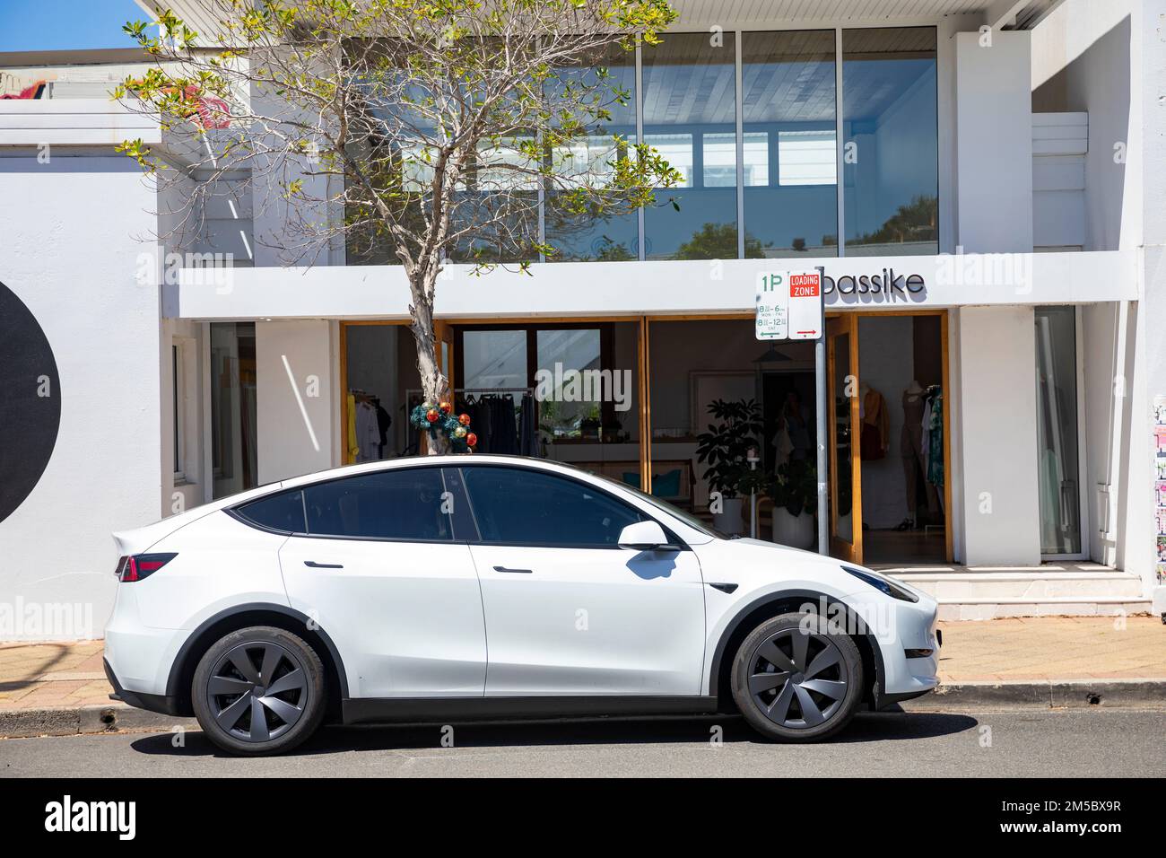 Foto de Front view exterior of the car Tesla Model Y do Stock