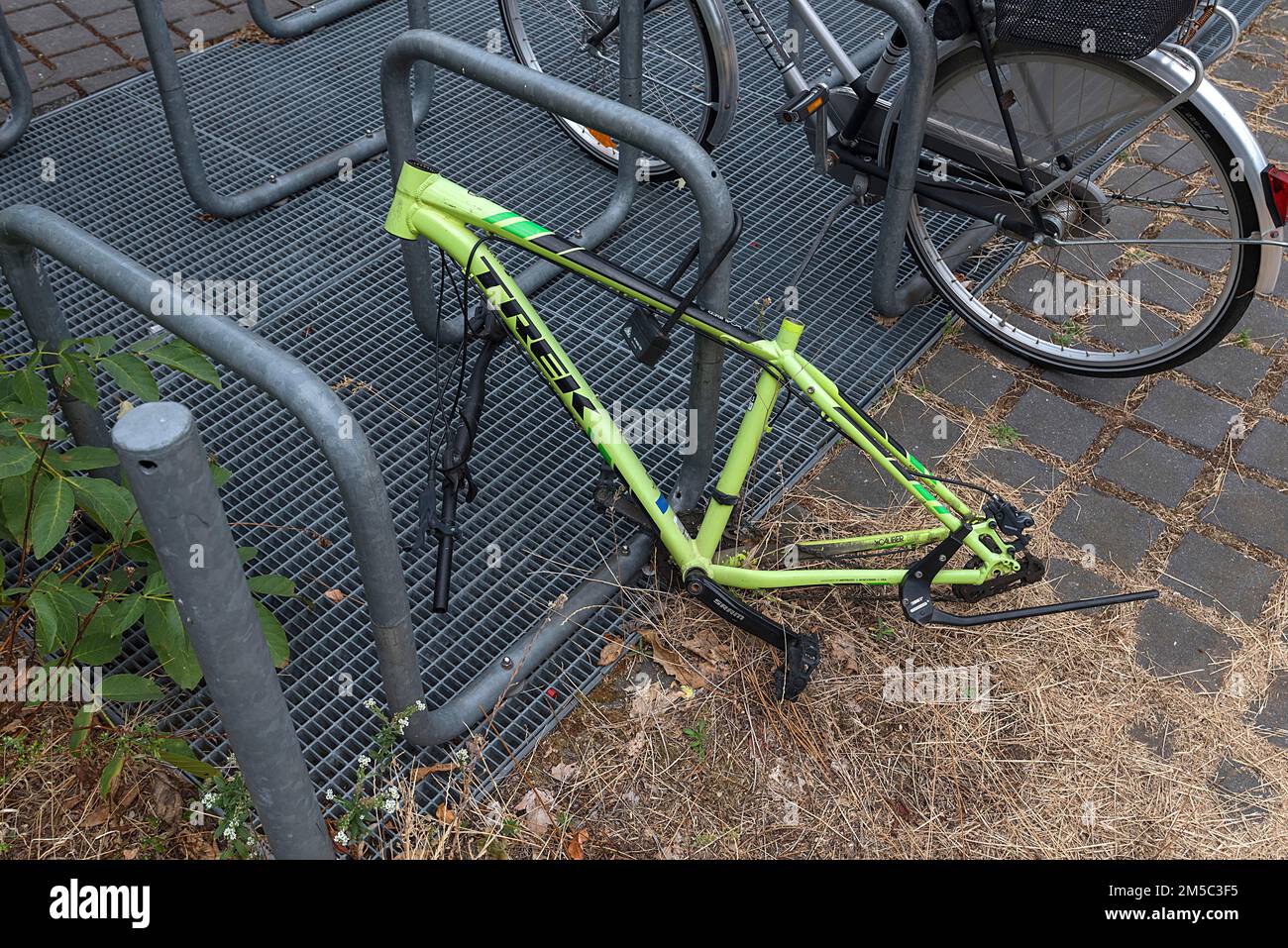 Bicycle theft, Theft, Stolen parts of a bicycle on a bicycle stand, Bavaria, Germany Stock Photo
