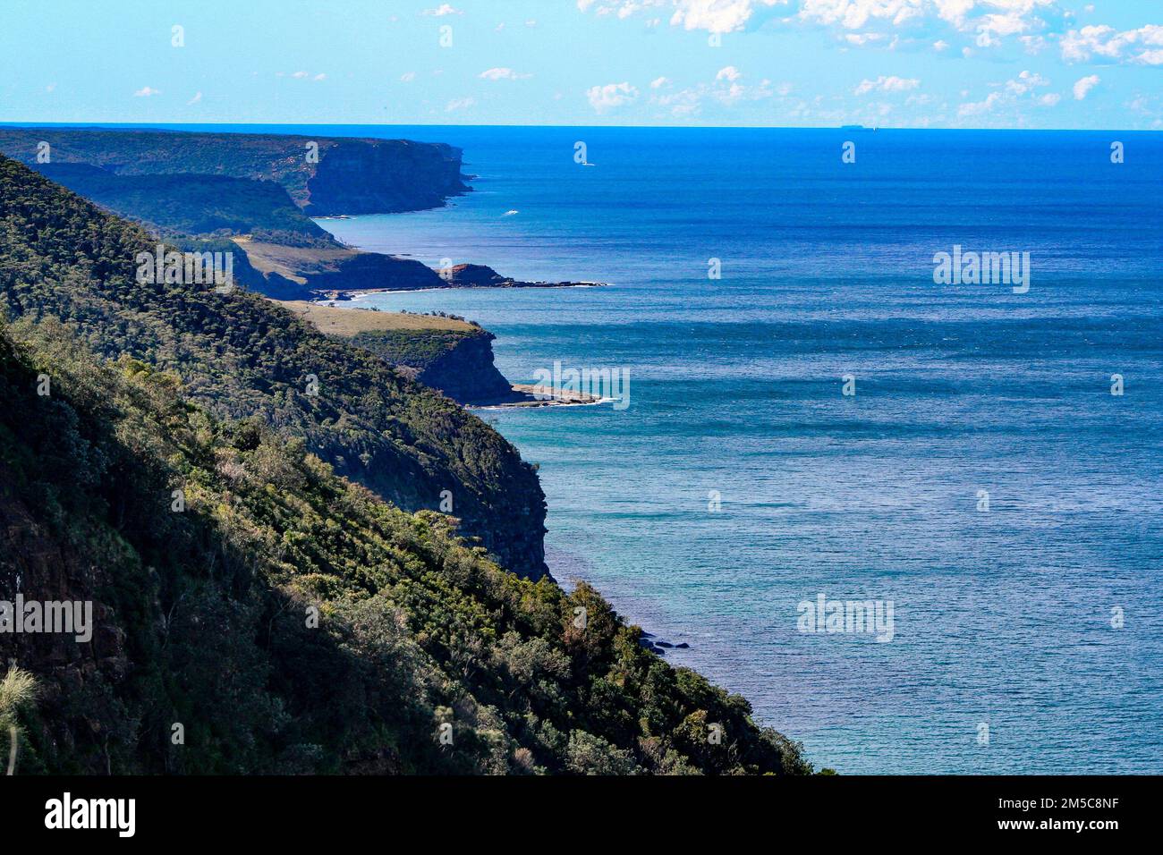 Rocky cliffs and hills leading down to the ocean in Wolongong, Australia Stock Photo