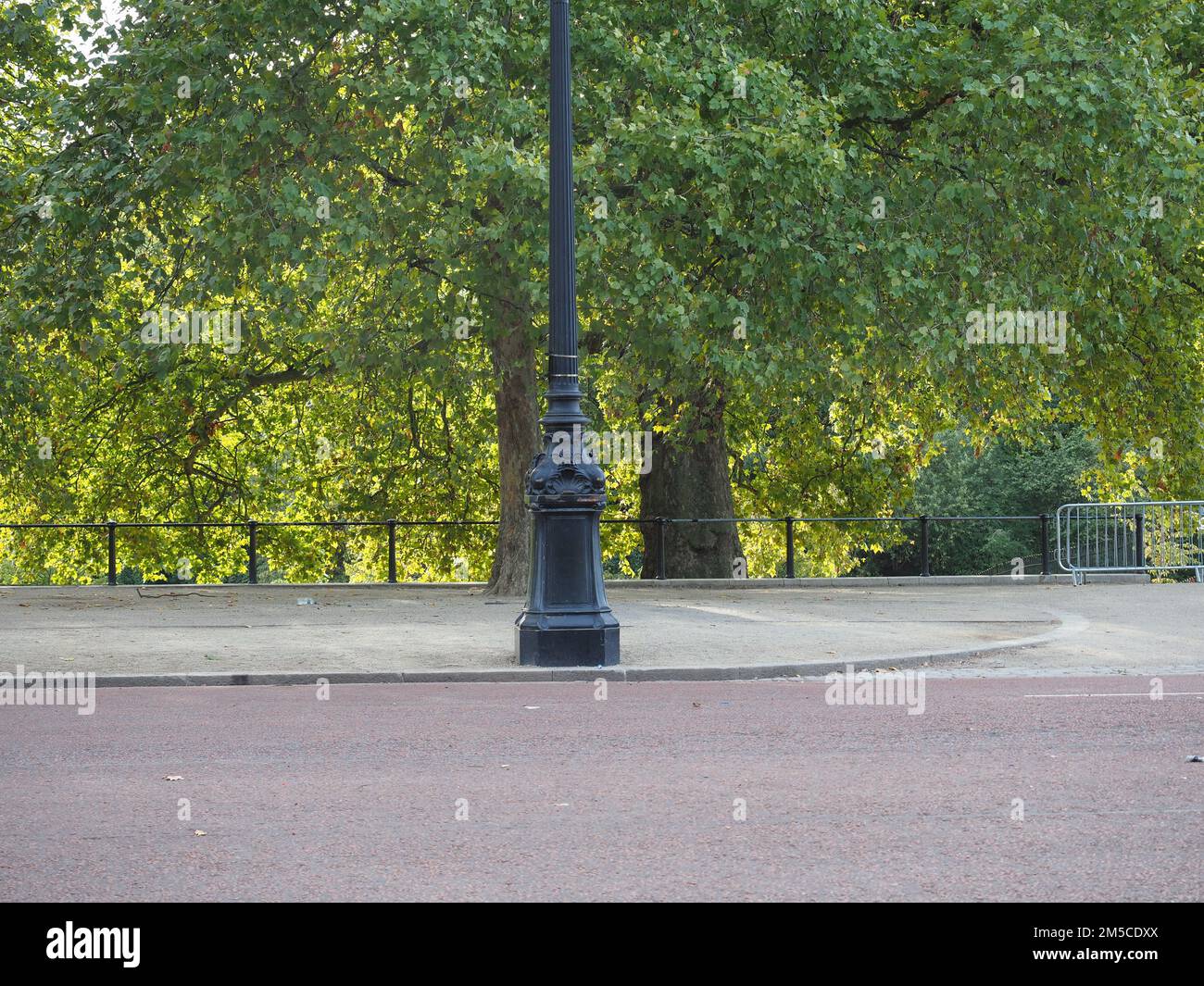 The Mall links Trafalgar Square to Buckingham Palace in London, UK ...