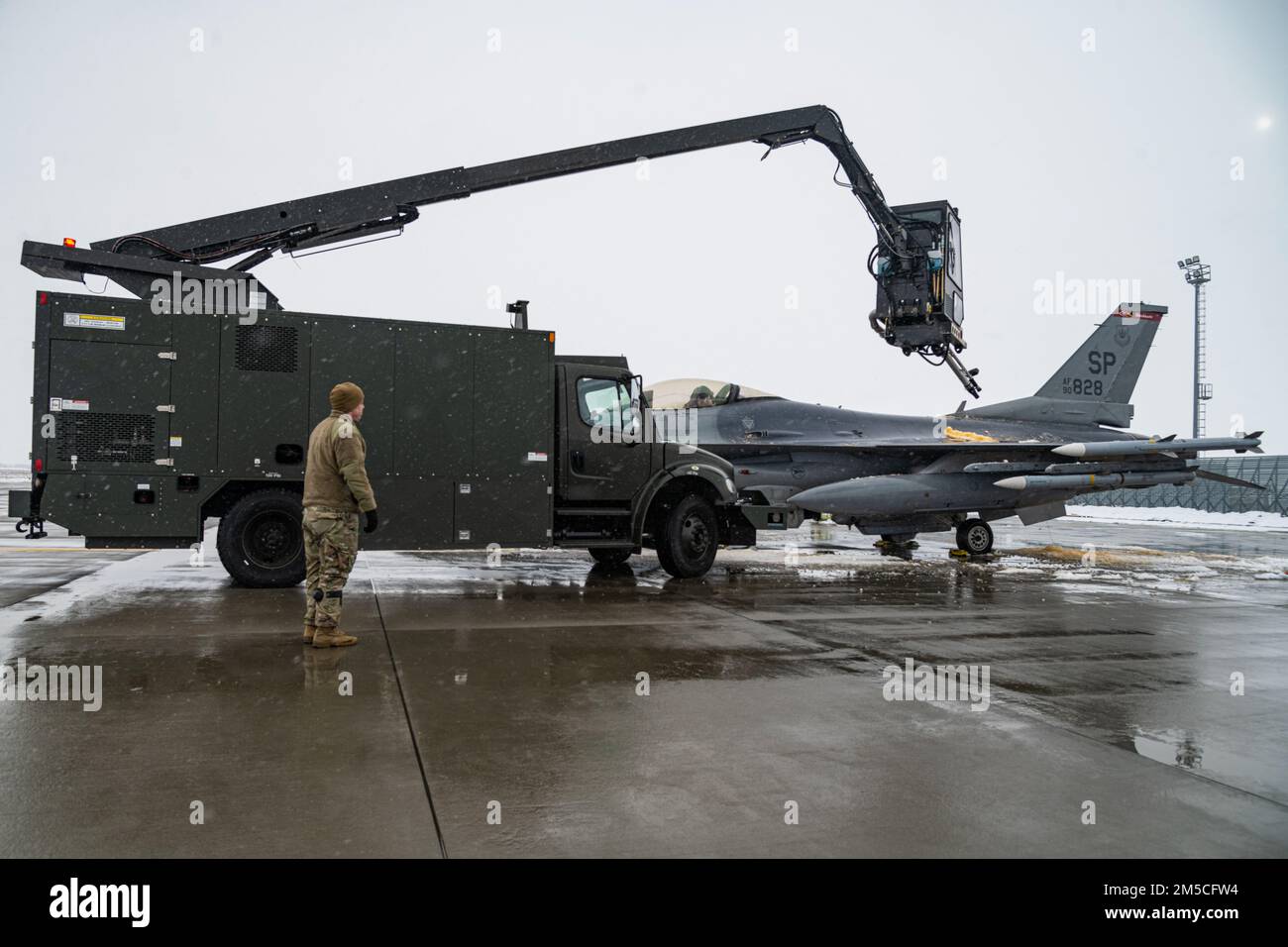F 16 maintainers hi-res stock photography and images - Alamy