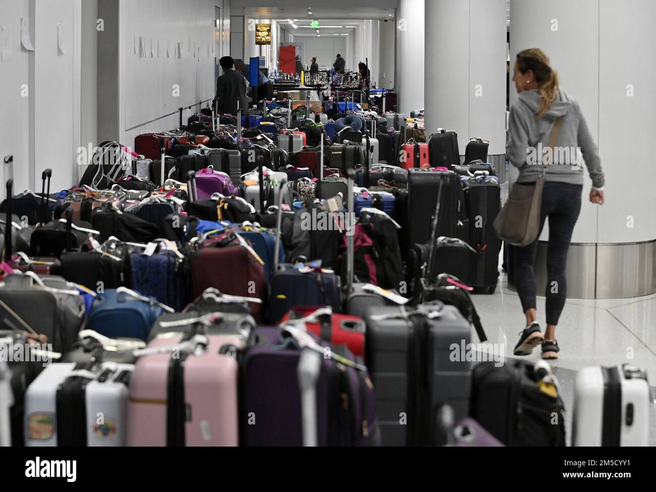 Los Angeles, United States. 27th Dec, 2022. A Southwest Airlines passenger looks for her luggage at Los Angeles International Airport in Los Angeles on Tuesday, December 27, 2022. The massive Southwest Airlines meltdown brought chaos to airports across the country and upended the lives of thousands of passengers. Southwest accounted for 86% of all domestic flights canceled on Tuesday, as the airline blamed technology problems with tools that create employee schedules. Photo by Jim Ruymen/UPI Credit: UPI/Alamy Live News Stock Photo