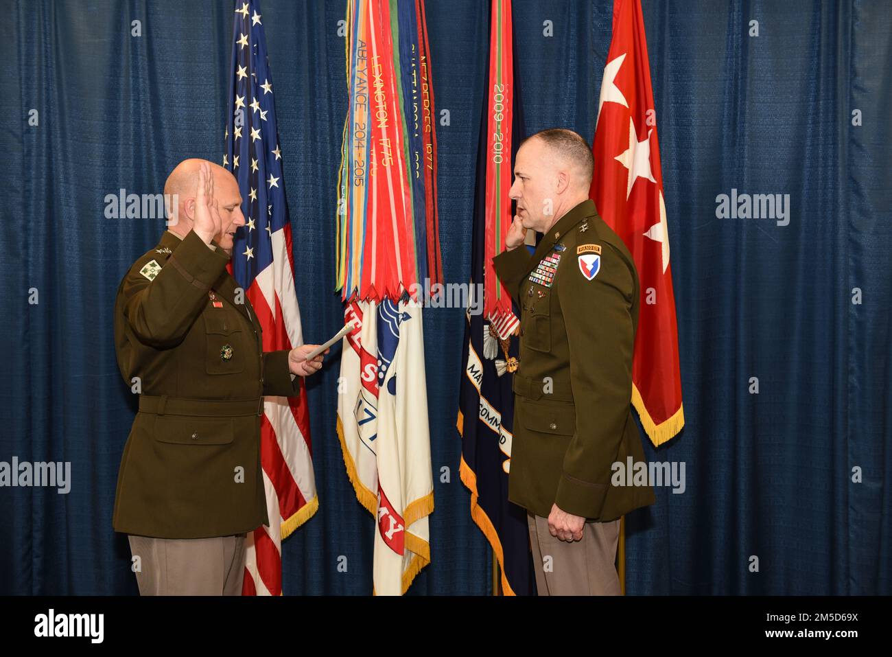 Army Materiel Command Commander Gen Ed Daly Administers The Oath Of Office To Amc Chief Of Staff 1179