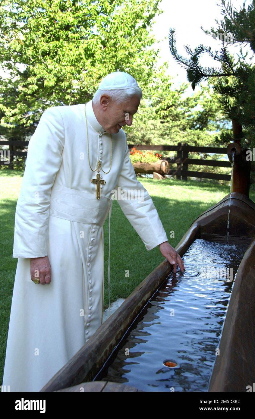 File photo - Pope Benedict XVI Begins Vacation in Alps on July 17, 2006. Study rest is what the plans for his two-weeks summer vacation in the village of Les