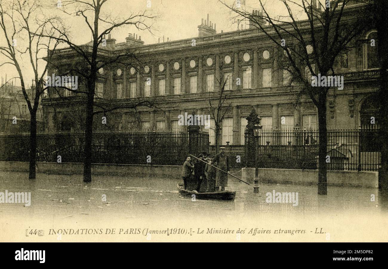 Flood in Paris 1910 - Inondations de Paris en janvier 1910 - crue de la Seine - Le Ministère des Affaires étrangères Stock Photo