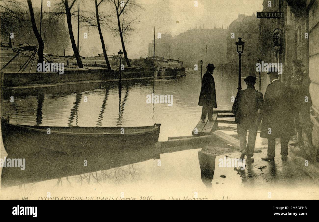 Flood in Paris 1910 - Inondations de Paris en janvier 1910 - crue de la Seine - Quai Malaquais Stock Photo